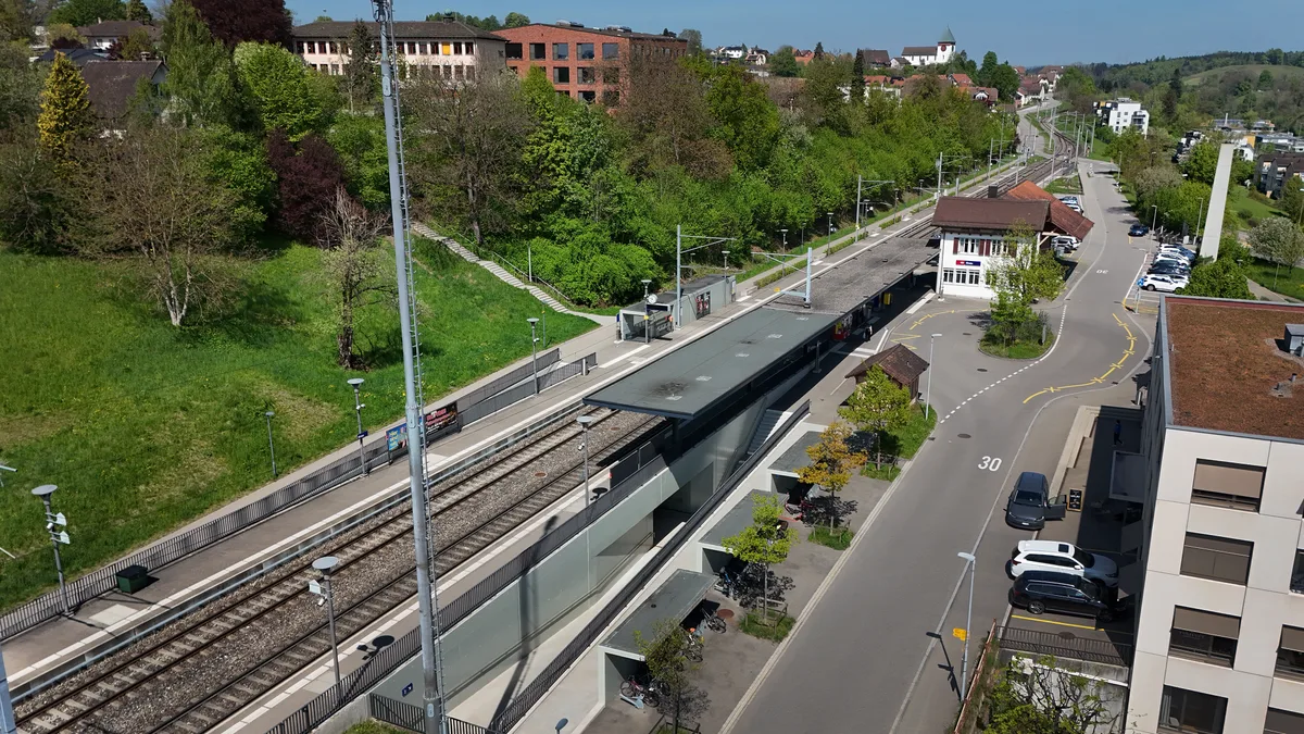 Der Bahnhof Illnau ist zwar verhältnismässig klein, verfügt jedoch – abgesehen von Effretikon – als einziger bereits über 300 Meter lange Perrons. Luftaufnahme des Bahnhofs Illnau.